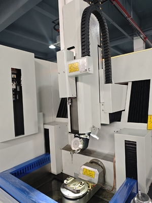SJD706 High Precision Six-Axis CNC EDM Small Hole Drilling Machine voor Turbine Blade Film Cooling Holes