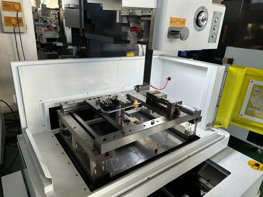 CNC-machine voor het snijden van sparkdraad D320c met servomotor en elektrische ontlading