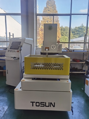 High Speed D400 Wire Cut EDM Machine met Tapper Cutting binnen CNC-gereedschappen voor het snijden van metaal