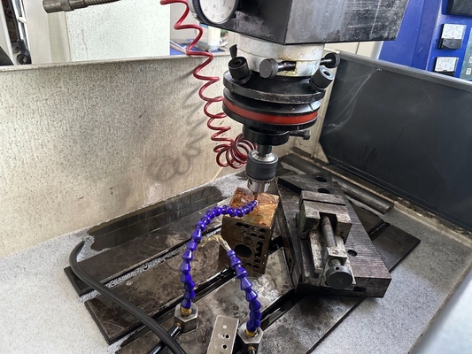 Metalen 3-assige CNC elektrische ontlading die sinker EDM300H met spiegelfunctie bewerking