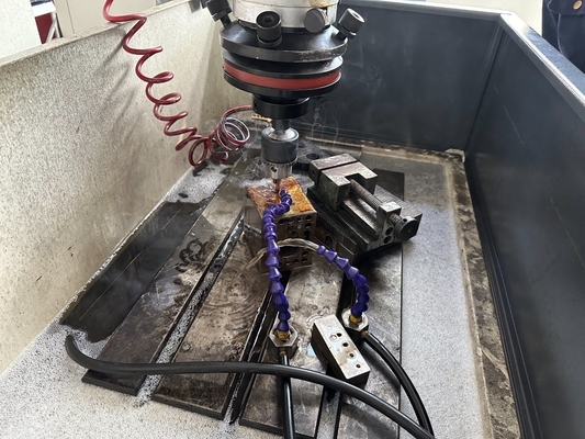 Z-as CNC-metalen EDM550 die sinker elektronische ontladingsmachine